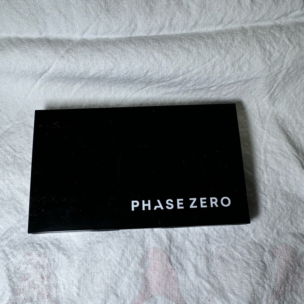 PHASE ZERO The Necessities Eyeshadow Palette.